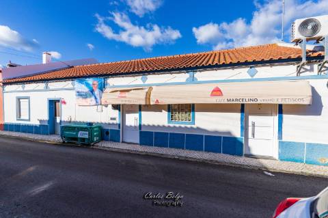 Moradia T2 (potencial a aumentar ) e inclui - espaço comercial