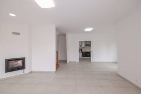 Moradia T3 +1 com garagem box e terraço na Ericeira a 10 mn a pé da praia
