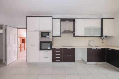 Moradia T3 +1 com garagem box e terraço na Ericeira a 10 mn a pé da praia
