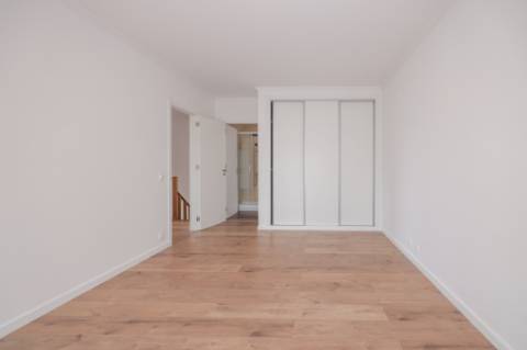 Moradia T3 +1 com garagem box e terraço na Ericeira a 10 mn a pé da praia
