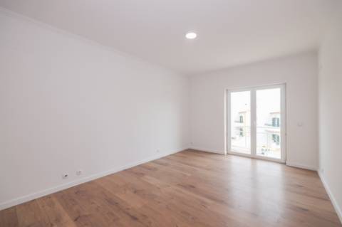 Moradia T3 +1 com garagem box e terraço na Ericeira a 10 mn a pé da praia
