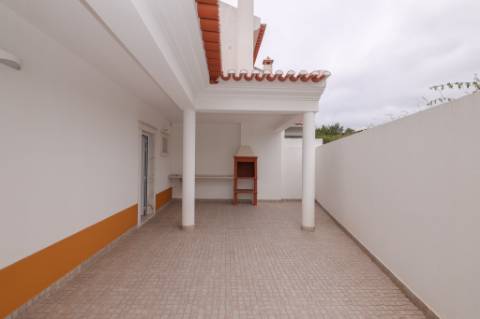 Moradia T3 +1 com garagem box e terraço na Ericeira a 10 mn a pé da praia
