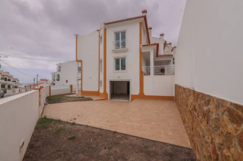 Moradia T3 +1 com garagem box e terraço na Ericeira a 10 mn a pé da praia
