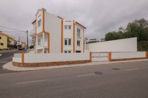 Moradia T3 +1 com garagem box e terraço na Ericeira a 10 mn a pé da praia

