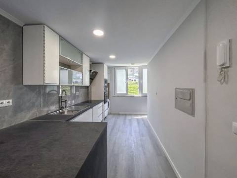 Apartamento T2 Remodelado à Venda em Benfica - Rua Atriz Maria Matos