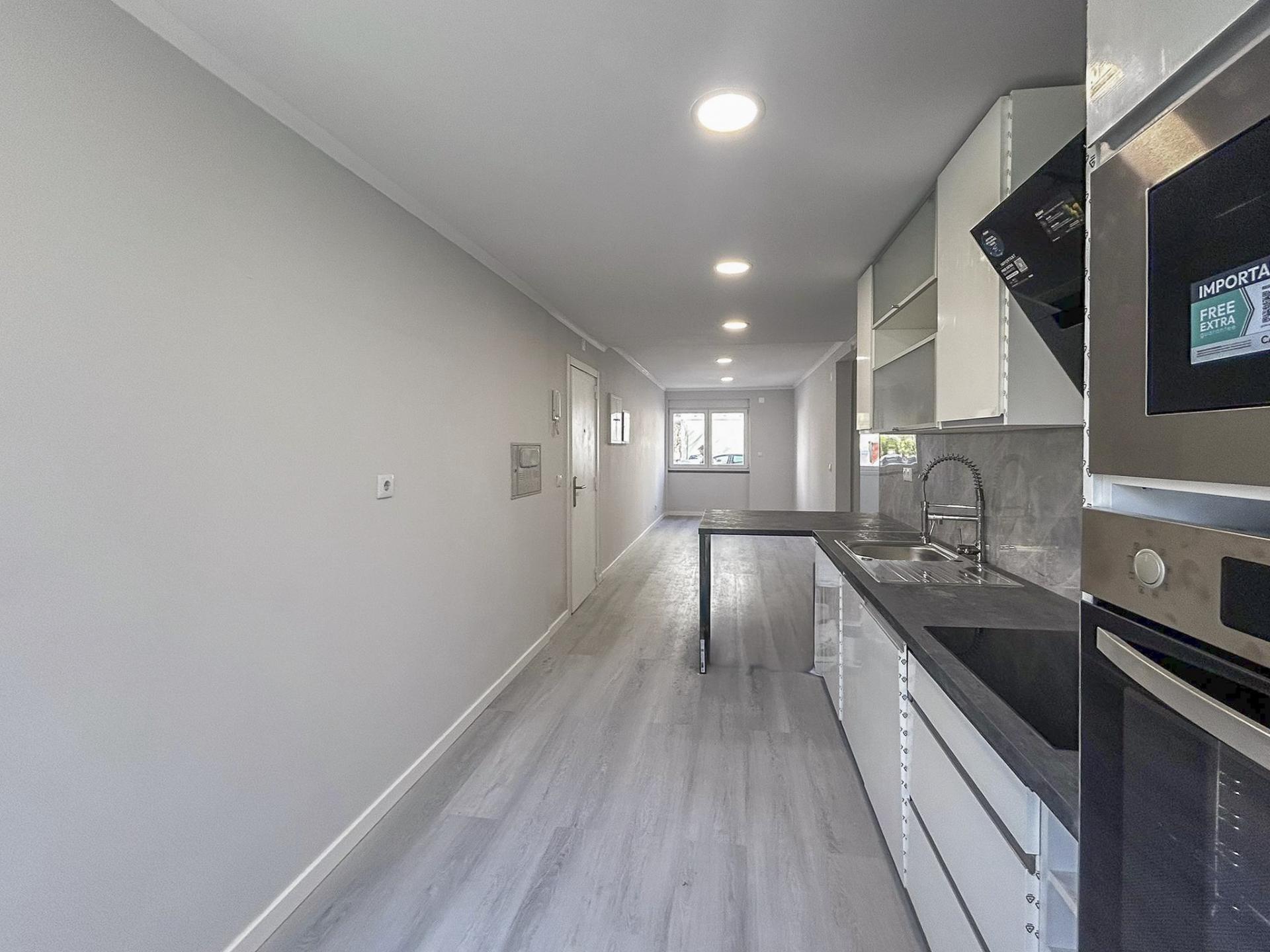 Apartamento T2 Remodelado à Venda em Benfica - Rua Atriz Maria Matos