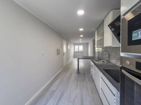 Apartamento T2 Remodelado à Venda em Benfica - Rua Atriz Maria Matos
