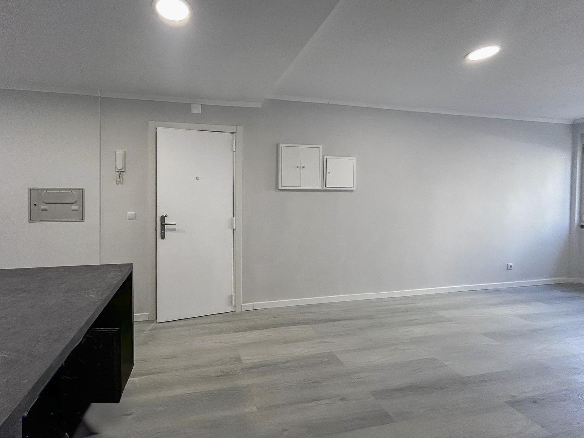 Apartamento T2 Remodelado à Venda em Benfica - Rua Atriz Maria Matos