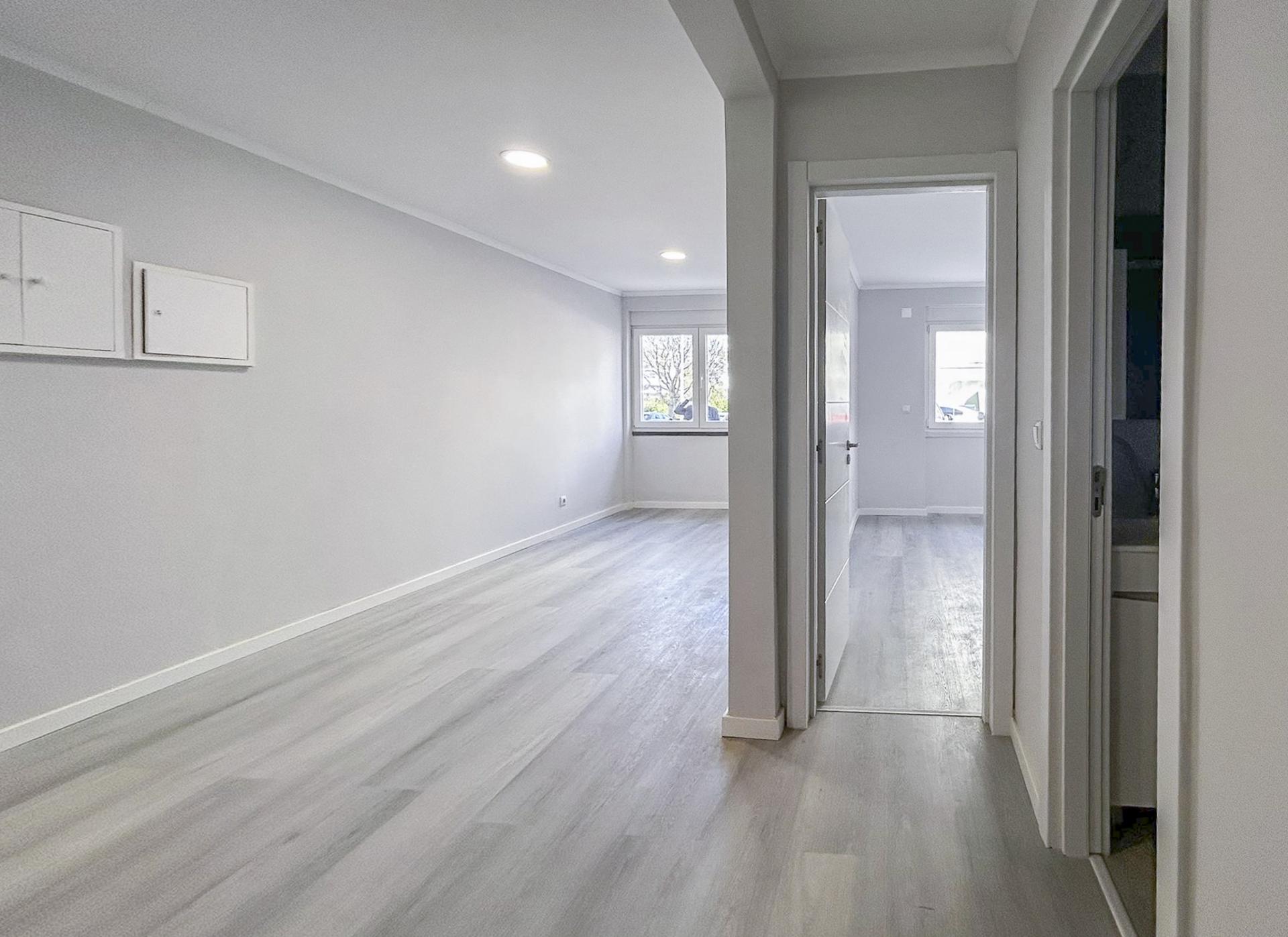 Apartamento T2 Remodelado à Venda em Benfica - Rua Atriz Maria Matos