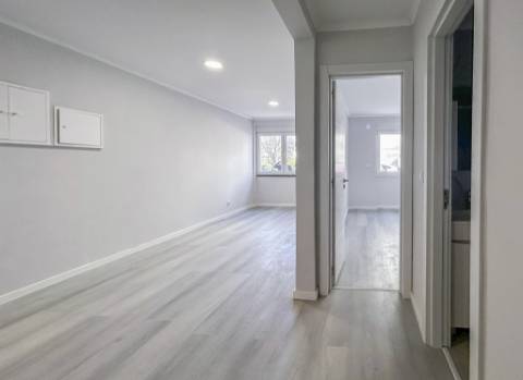 Apartamento T2 Remodelado à Venda em Benfica - Rua Atriz Maria Matos