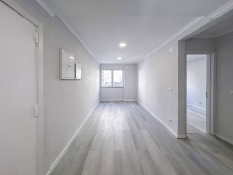 Apartamento T2 Remodelado à Venda em Benfica - Rua Atriz Maria Matos