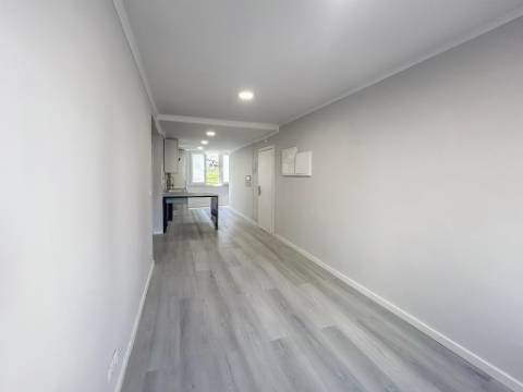 Apartamento T2 Remodelado à Venda em Benfica - Rua Atriz Maria Matos