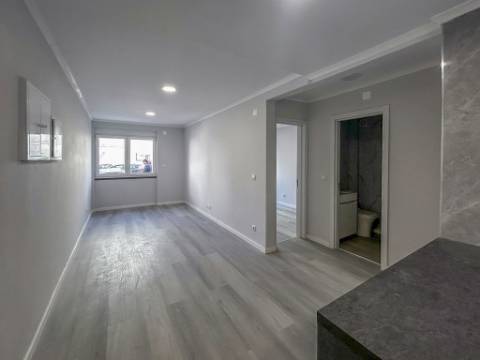 Apartamento T2 Remodelado à Venda em Benfica - Rua Atriz Maria Matos