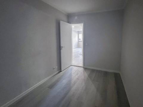 Apartamento T2 Remodelado à Venda em Benfica - Rua Atriz Maria Matos