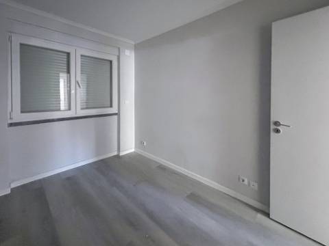 Apartamento T2 Remodelado à Venda em Benfica - Rua Atriz Maria Matos