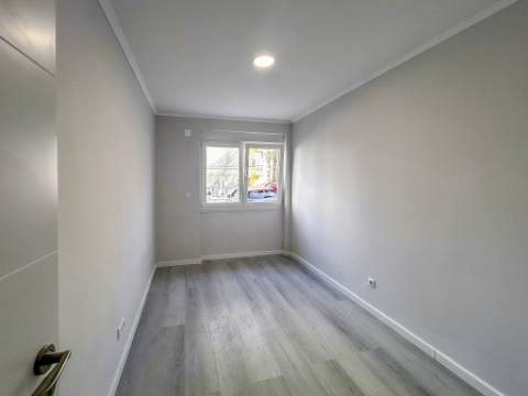 Apartamento T2 Remodelado à Venda em Benfica - Rua Atriz Maria Matos