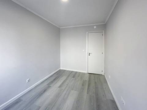 Apartamento T2 Remodelado à Venda em Benfica - Rua Atriz Maria Matos