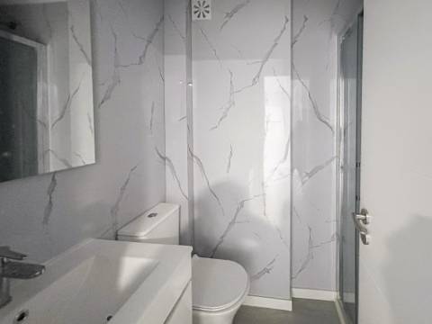 Apartamento T2 Remodelado à Venda em Benfica - Rua Atriz Maria Matos
