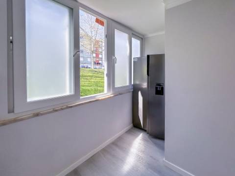 Apartamento T2 Remodelado à Venda em Benfica - Rua Atriz Maria Matos