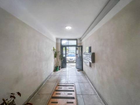 Apartamento T2 Remodelado à Venda em Benfica - Rua Atriz Maria Matos
