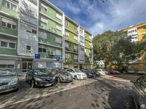 Apartamento T2 Remodelado à Venda em Benfica - Rua Atriz Maria Matos