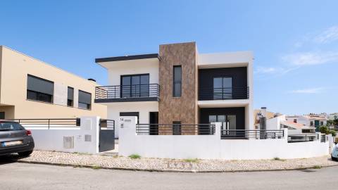 Moradia Isolada T5 Renovada com Garagem e Espaço Exterior no Feijó, Almada