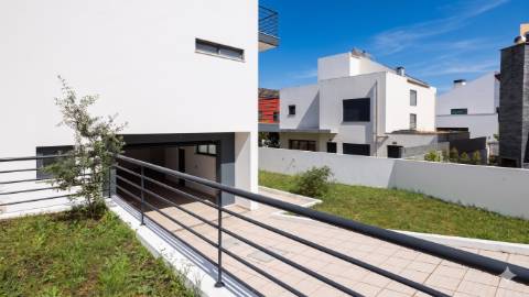 Moradia Isolada T5 Renovada com Garagem e Espaço Exterior no Feijó, Almada