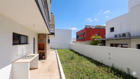 Moradia Isolada T5 Renovada com Garagem e Espaço Exterior no Feijó, Almada