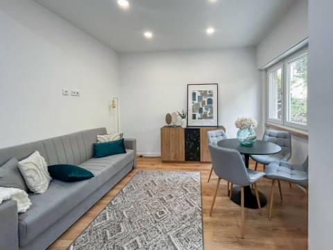 Apartamento T2 à Venda na Rua Dr. João de Barros, Benfica