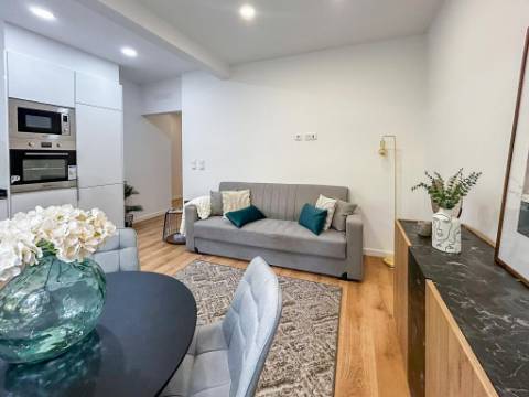 Apartamento T2 à Venda na Rua Dr. João de Barros, Benfica
