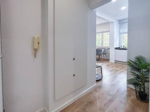 Apartamento T2 à Venda na Rua Dr. João de Barros, Benfica