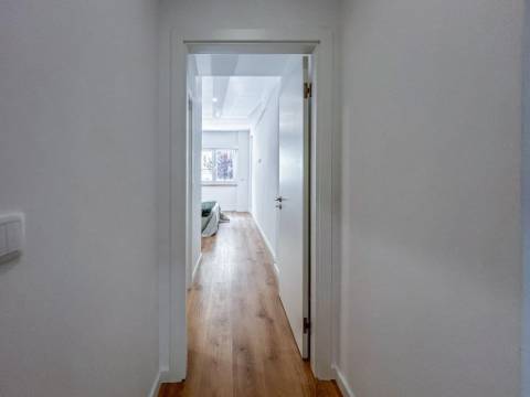 Apartamento T2 à Venda na Rua Dr. João de Barros, Benfica