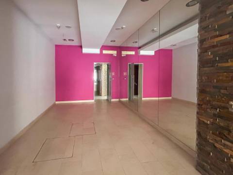 Espaço comercial com montra e licença de utilização para indústria panificadora no Barreiro