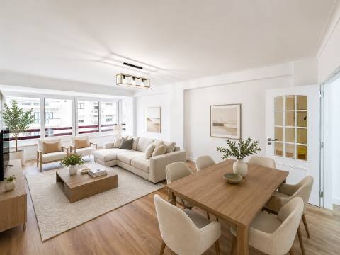 Apartamento T3 totalmente remodelado com parqueamento e arrecadação na Estrada da Luz, Lisboa