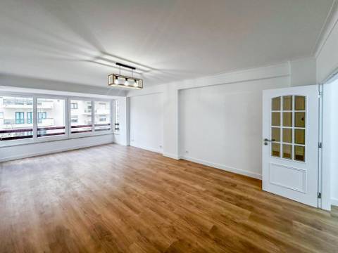 Apartamento T3 totalmente remodelado com parqueamento e arrecadação na Estrada da Luz, Lisboa