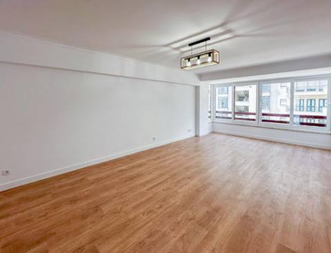 Apartamento T3 totalmente remodelado com parqueamento e arrecadação na Estrada da Luz, Lisboa