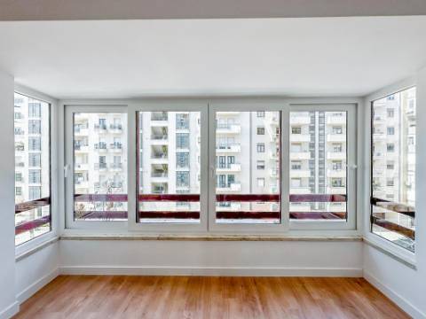 Apartamento T3 totalmente remodelado com parqueamento e arrecadação na Estrada da Luz, Lisboa
