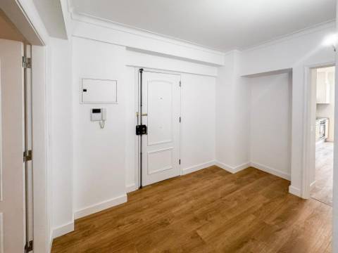 Apartamento T3 totalmente remodelado com parqueamento e arrecadação na Estrada da Luz, Lisboa