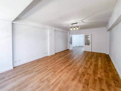 Apartamento T3 totalmente remodelado com parqueamento e arrecadação na Estrada da Luz, Lisboa