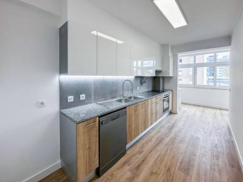 Apartamento T3 totalmente remodelado com parqueamento e arrecadação na Estrada da Luz, Lisboa
