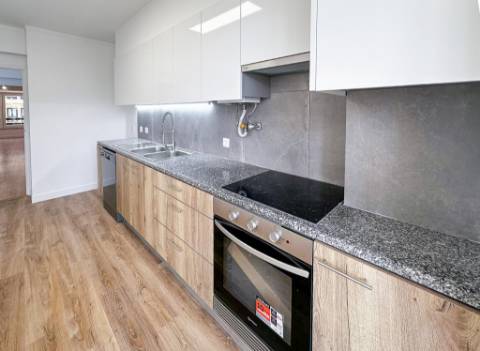 Apartamento T3 totalmente remodelado com parqueamento e arrecadação na Estrada da Luz, Lisboa