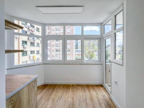 Apartamento T3 totalmente remodelado com parqueamento e arrecadação na Estrada da Luz, Lisboa