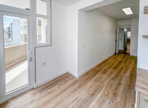 Apartamento T3 totalmente remodelado com parqueamento e arrecadação na Estrada da Luz, Lisboa