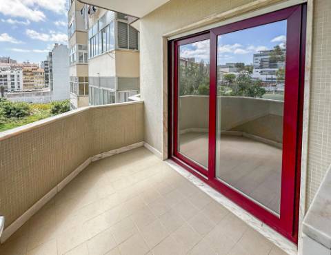 Apartamento T3 totalmente remodelado com parqueamento e arrecadação na Estrada da Luz, Lisboa