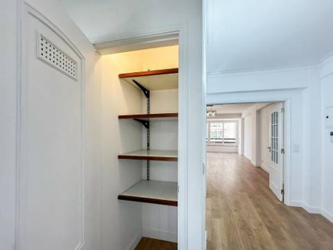 Apartamento T3 totalmente remodelado com parqueamento e arrecadação na Estrada da Luz, Lisboa