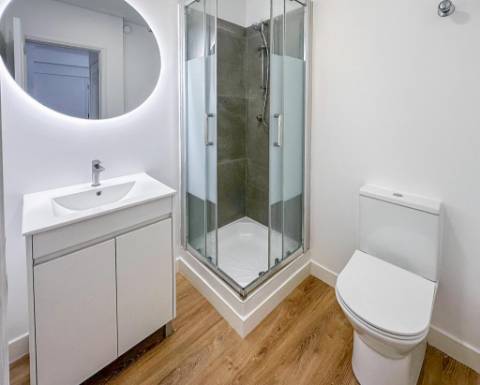 Apartamento T3 totalmente remodelado com parqueamento e arrecadação na Estrada da Luz, Lisboa