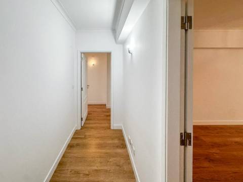 Apartamento T3 totalmente remodelado com parqueamento e arrecadação na Estrada da Luz, Lisboa