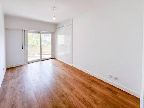 Apartamento T3 totalmente remodelado com parqueamento e arrecadação na Estrada da Luz, Lisboa