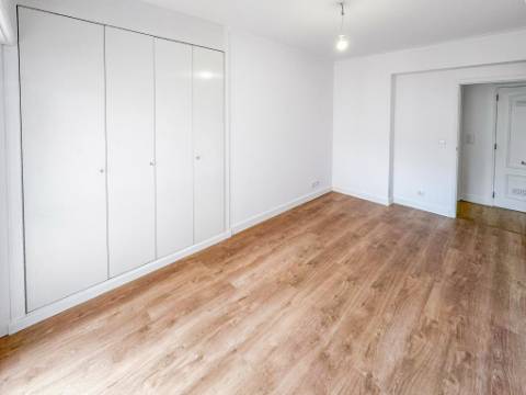 Apartamento T3 totalmente remodelado com parqueamento e arrecadação na Estrada da Luz, Lisboa