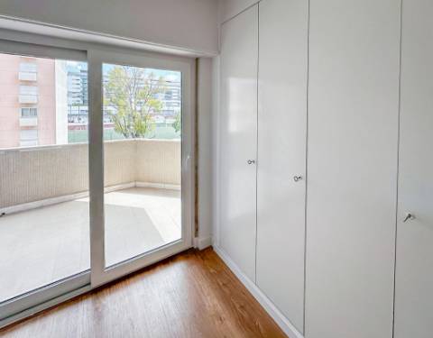 Apartamento T3 totalmente remodelado com parqueamento e arrecadação na Estrada da Luz, Lisboa